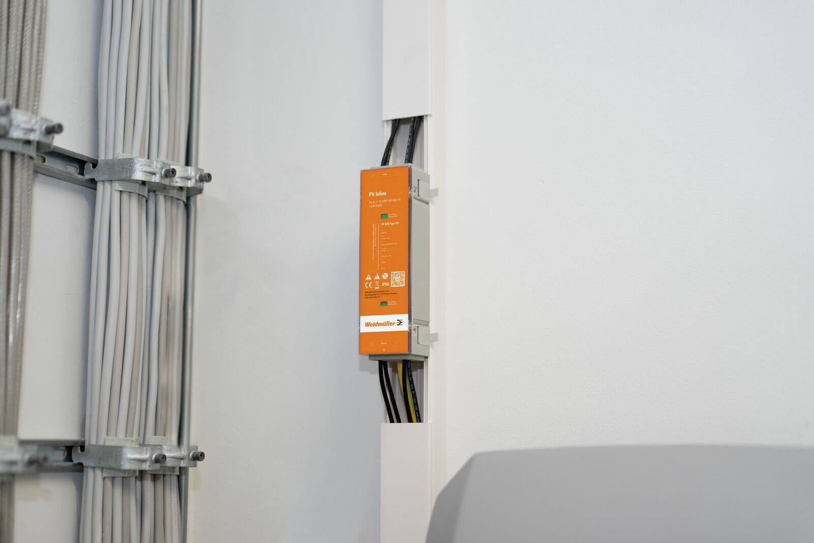 orange device, elektrisches Modul, Kabelmanagement, industrielles Panel, Weidmüller-Gerät