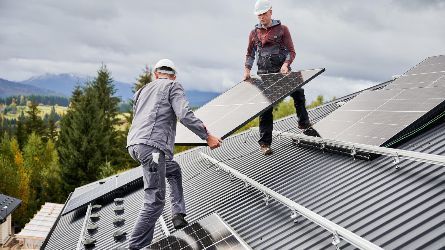 Photovoltaik: Umfassender Ratgeber für eine smarte Investition in unabhängige Energie Person, Arbeiter, Helm, Erwachsener, Mann
