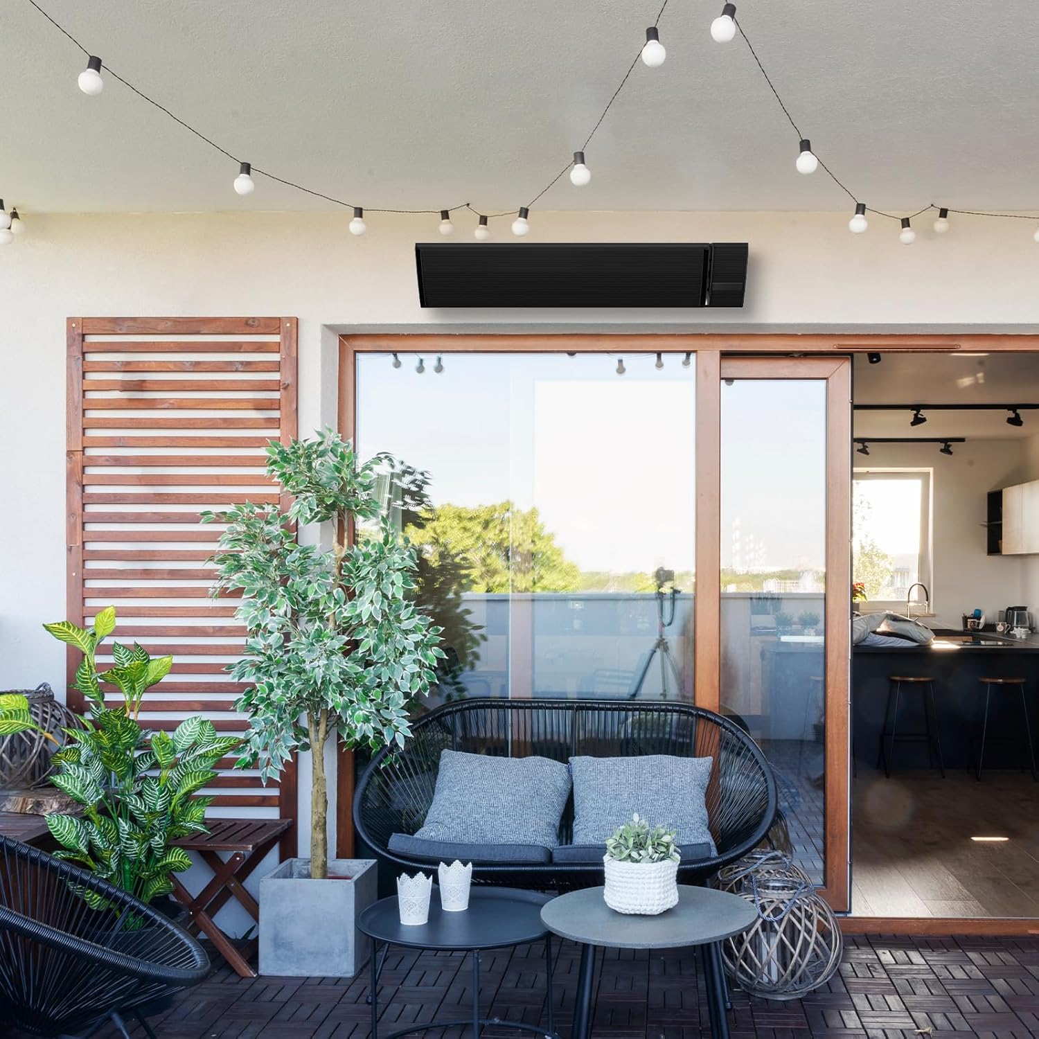 outdoor Patio, Sofa-Stuhl, Topfpflanze, Lichterkette, Balkontür