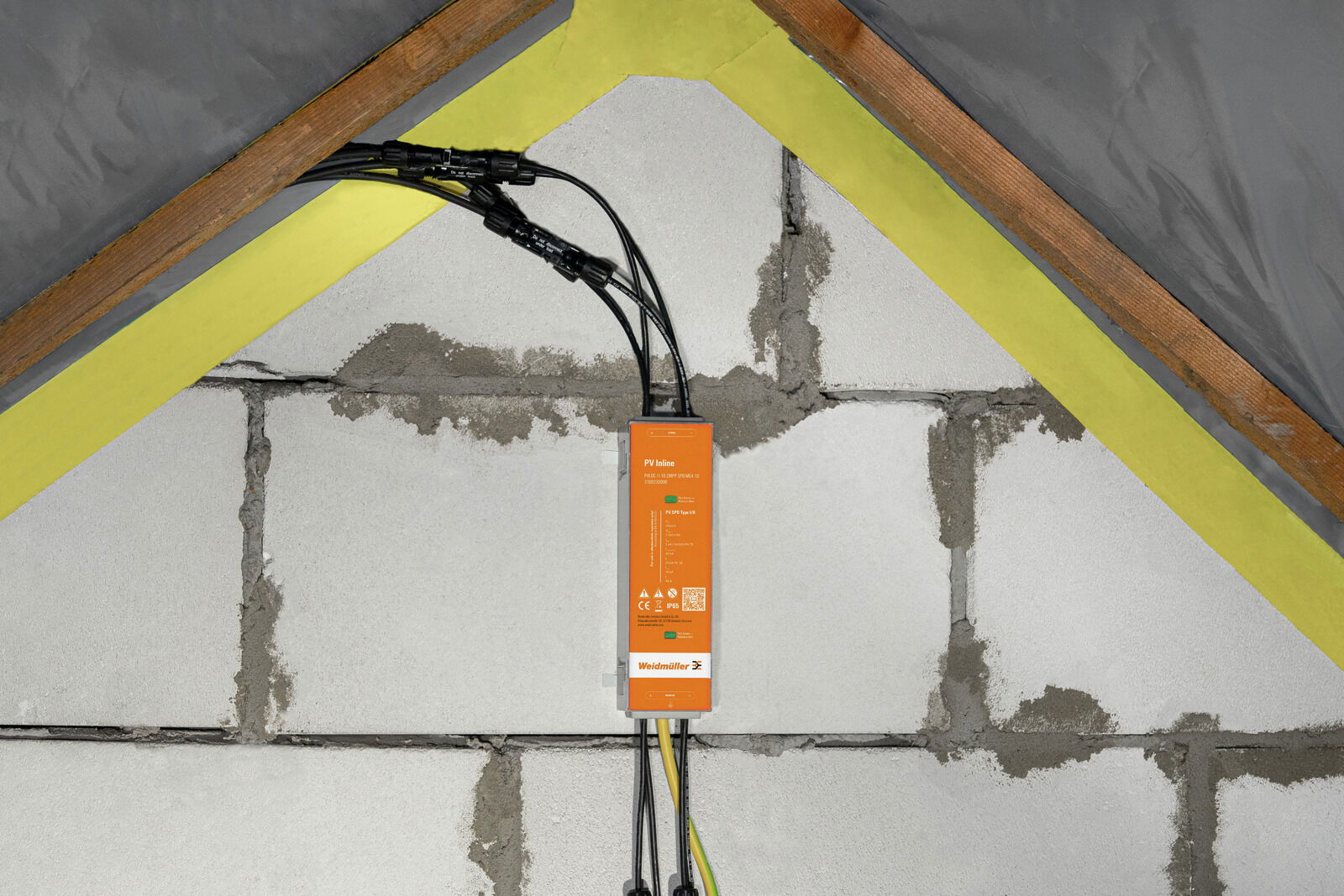 PV inline, Solargleichrichter, oranges Kästchen, Kabel, Baustelle