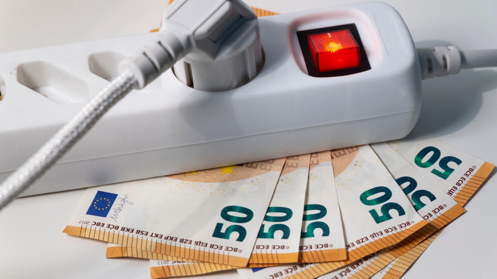 Schukostecker, Stecker, EU-Banknoten, Geldscheine, Isolierter Stecker